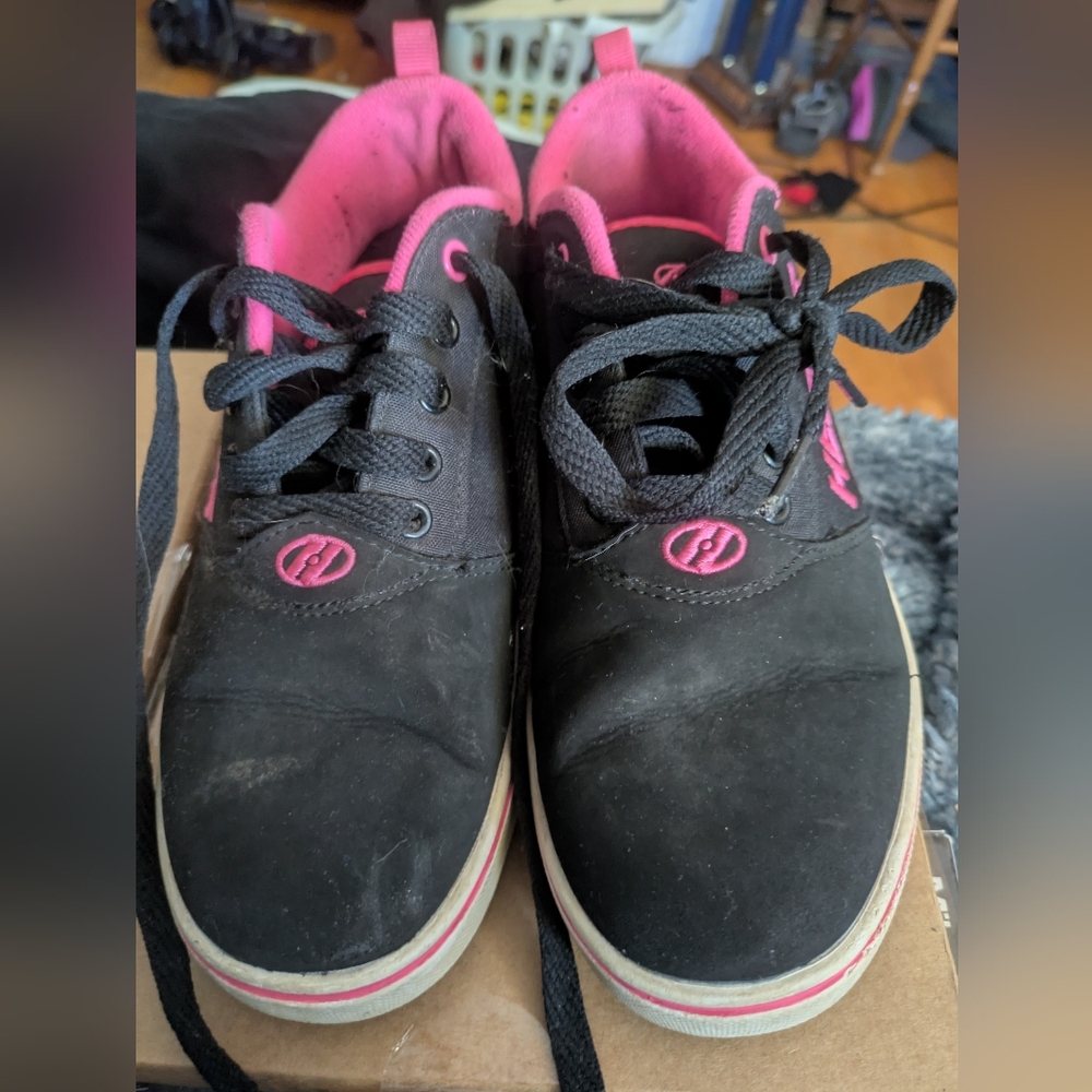 Heelys Women's Black and Pink Sneakers